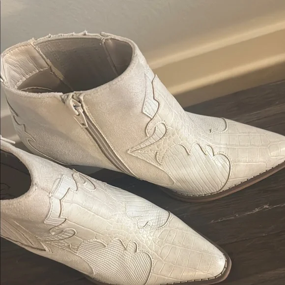 Elegant White Ankle Boots - Picture 3 of 5